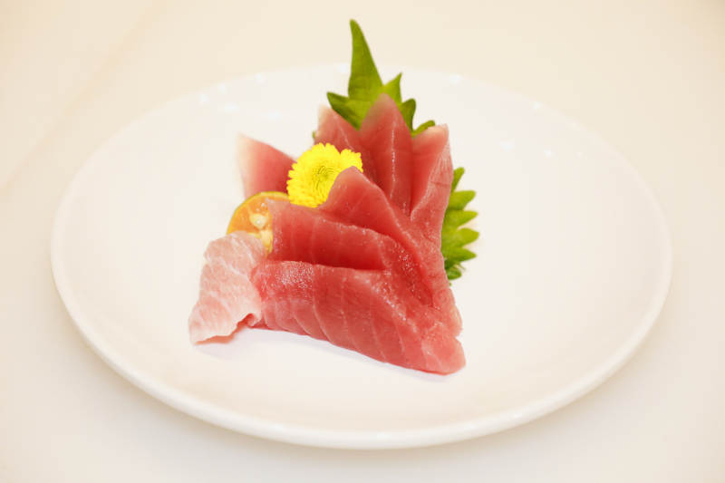 精致的金枪鱼刺身拼盘图片