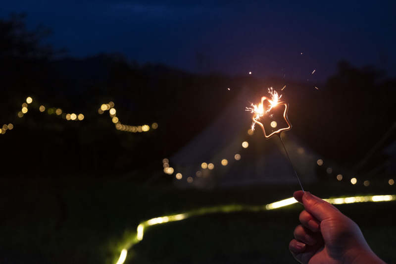 夜空下的烟花与帐篷图片