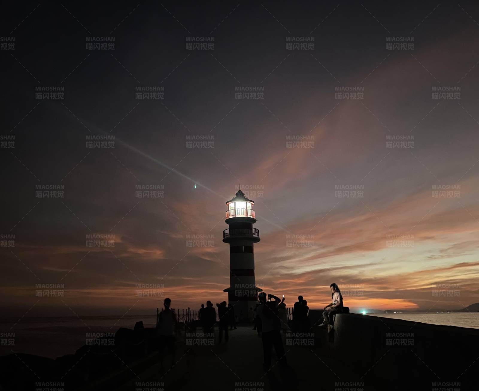 灯塔黄昏 指引归途图片
