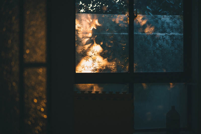 冬日阳光透过冰花窗图片