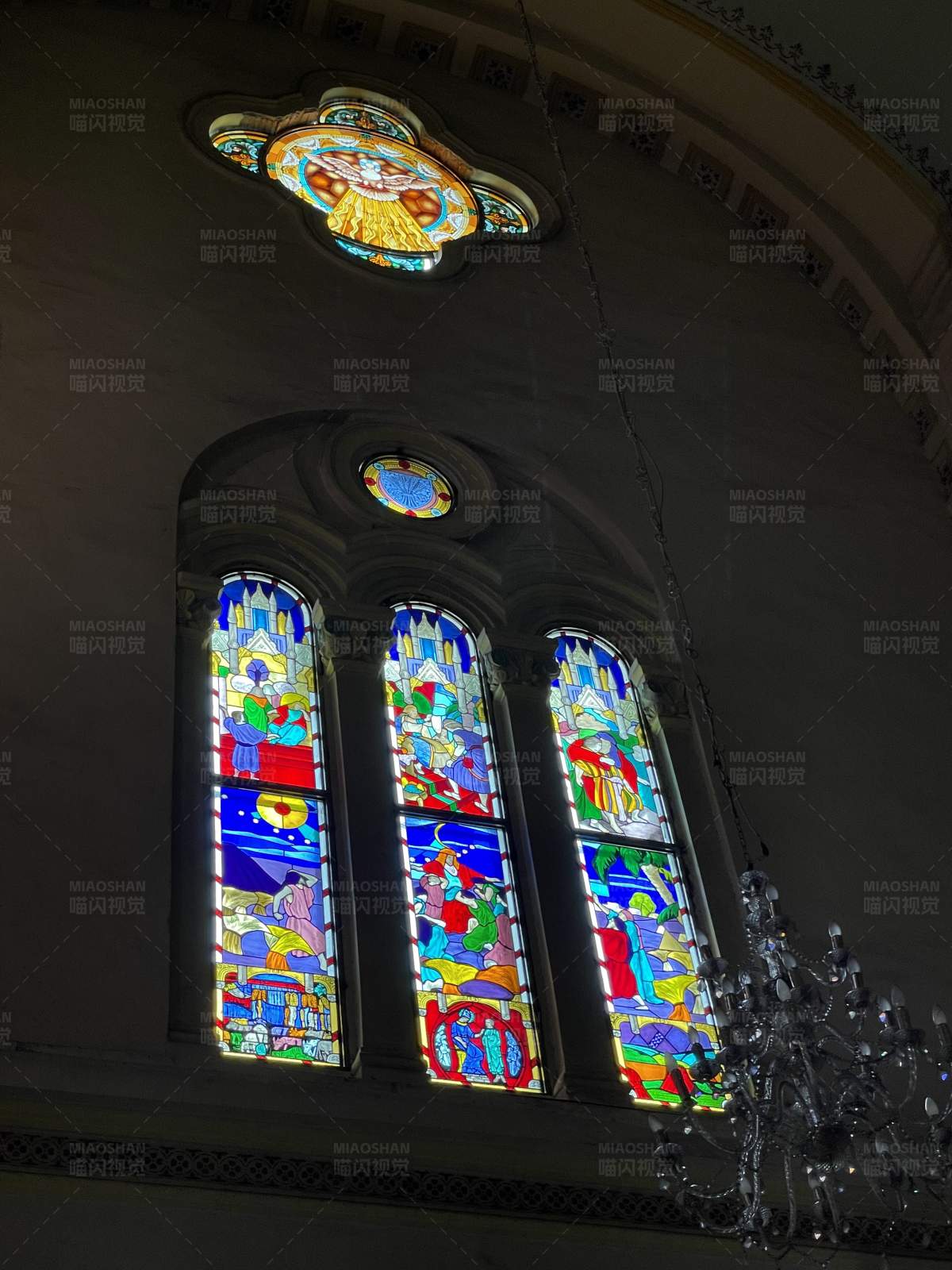 教堂彩色玻璃窗图片