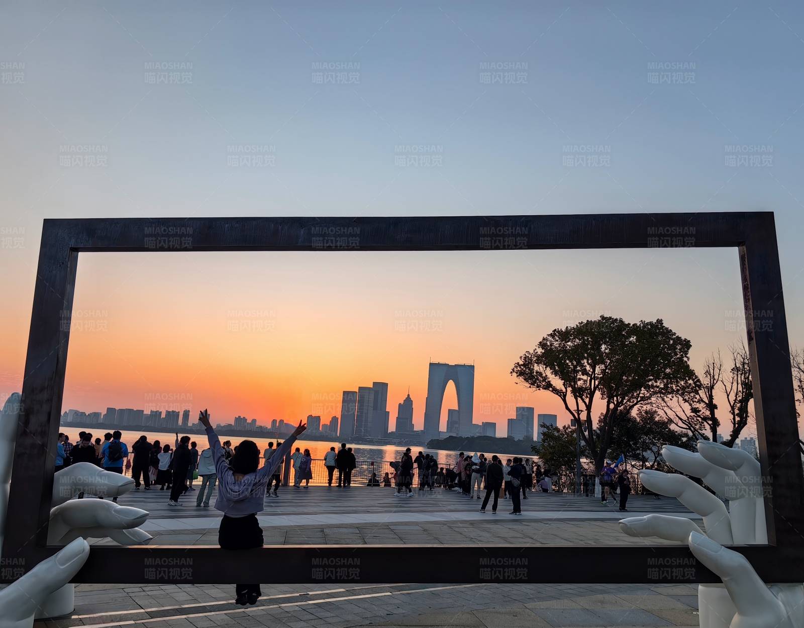 城市之窗 日落时分的现代都市风光图片