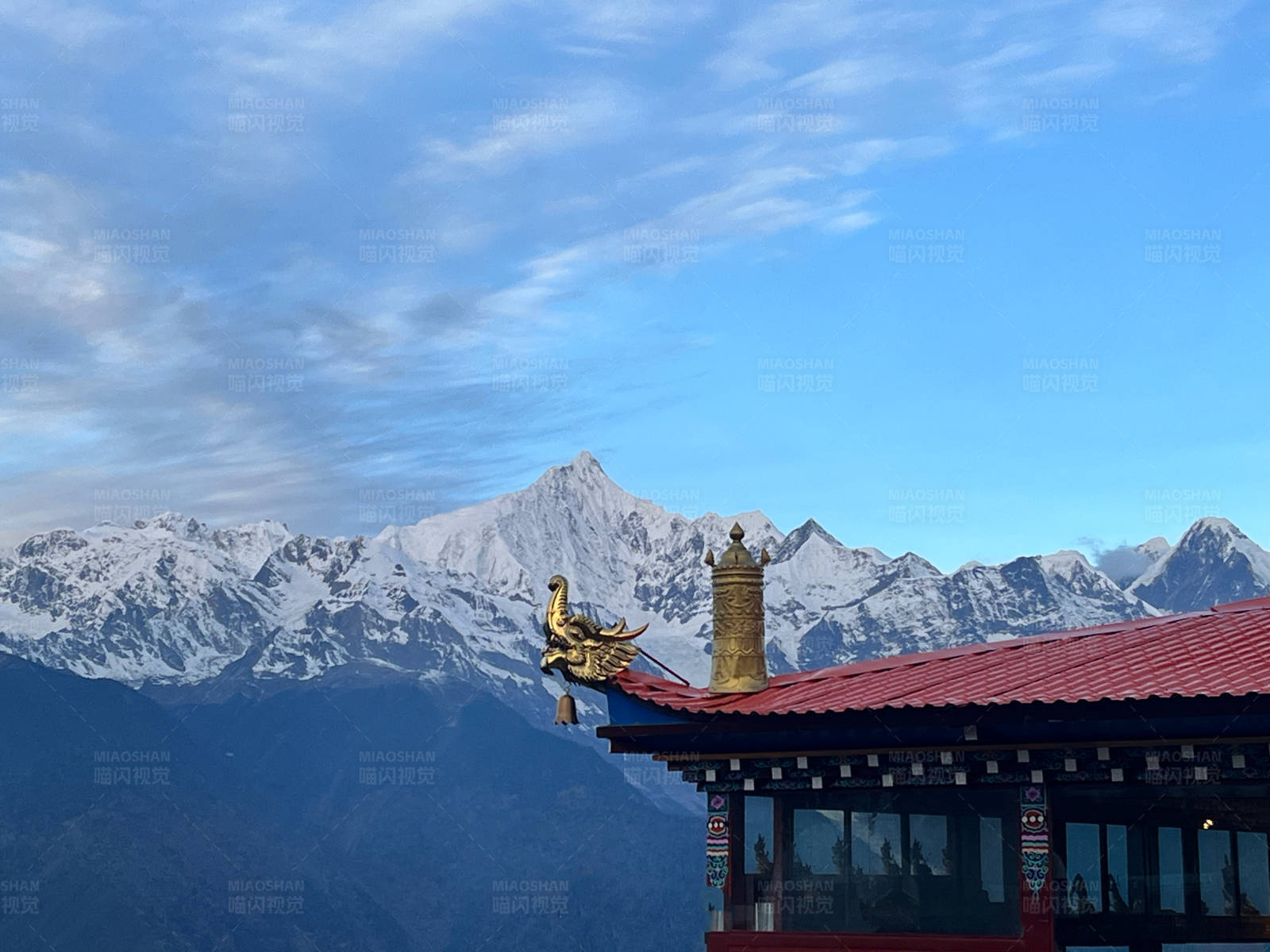  梅里雪山下的寺庙屋顶图片