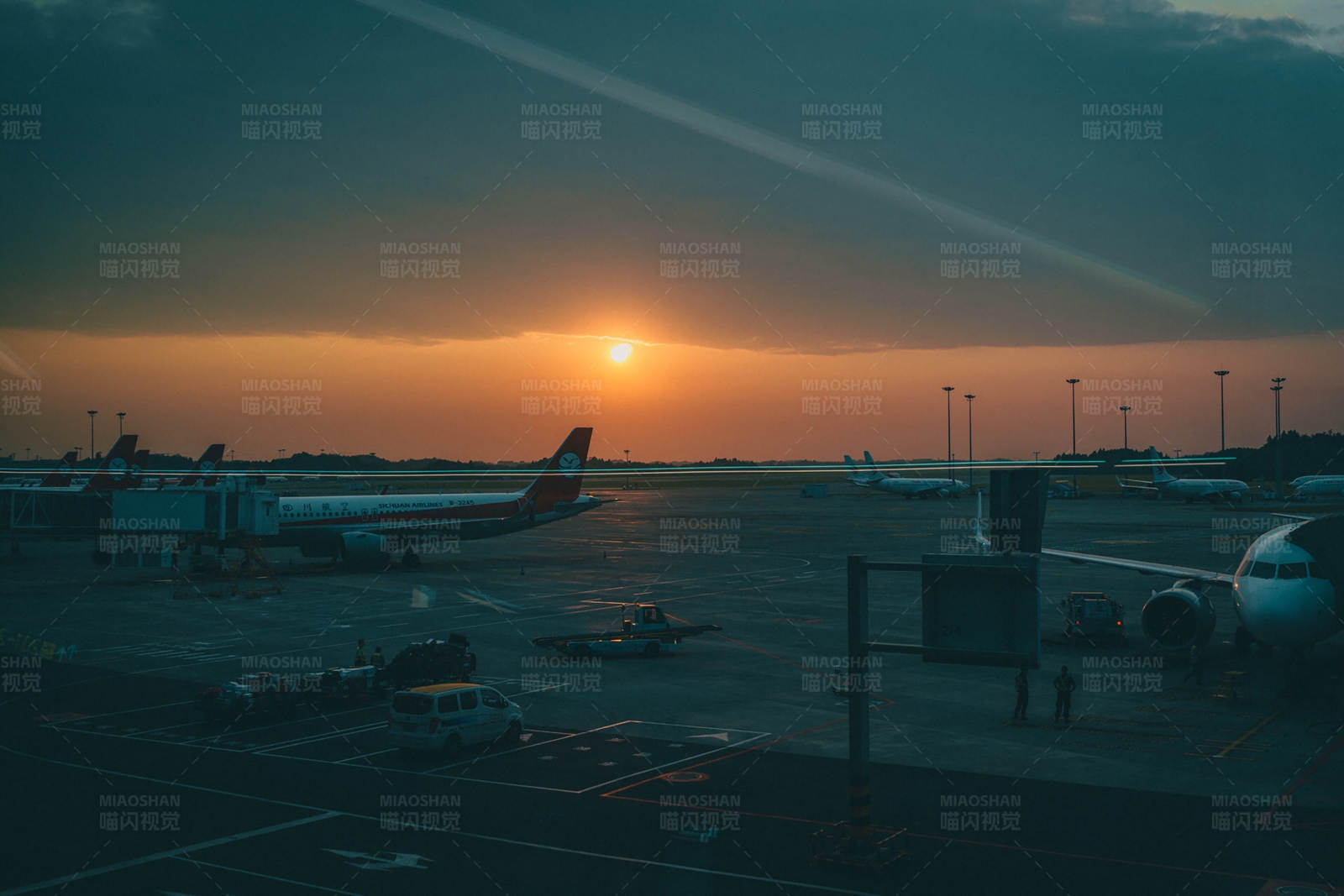 机场日落时分的繁忙景象图片