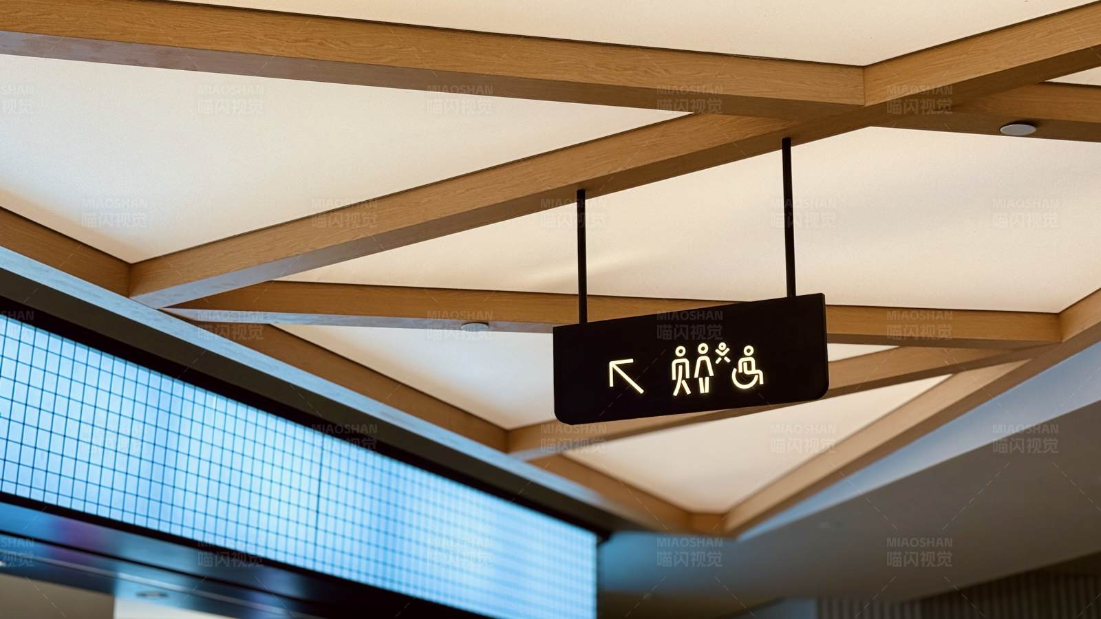 现代建筑中的无障碍标志图片