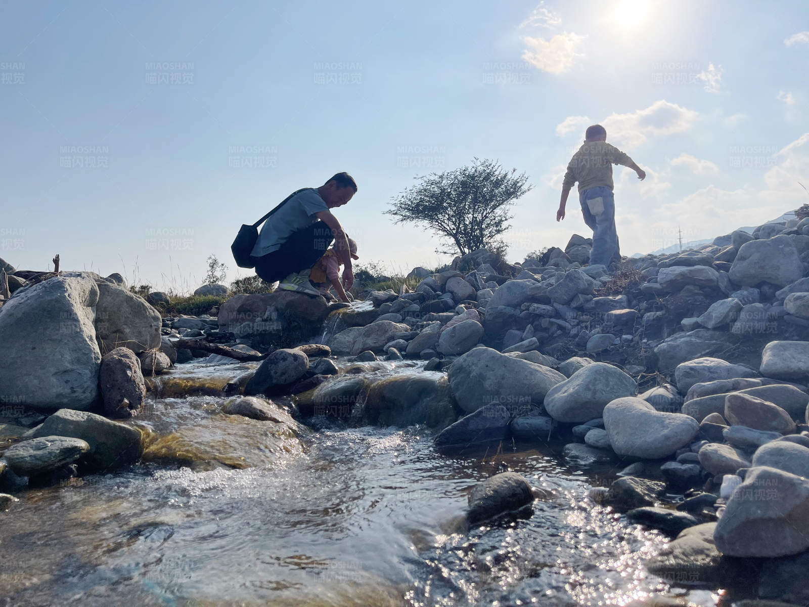 山间溪流探险之旅图片