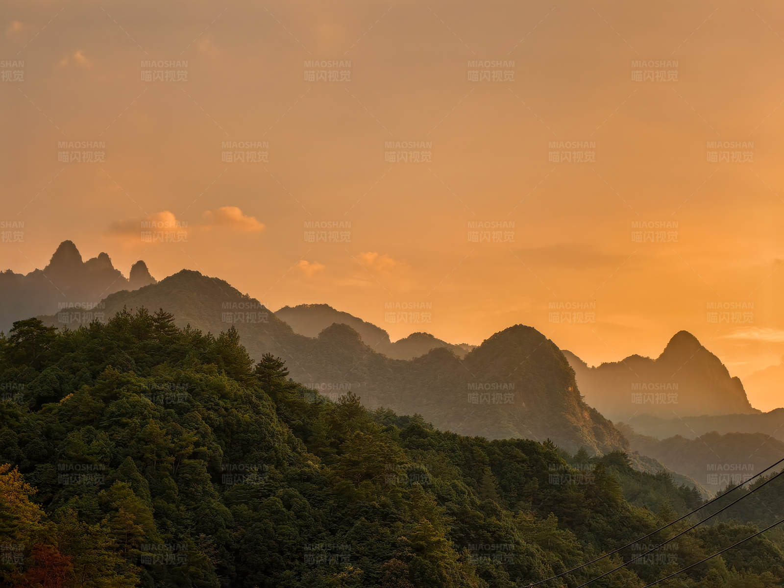 夕阳下的山峦美景图片