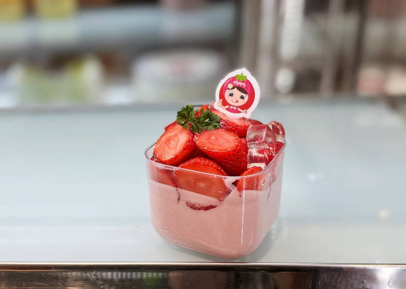 草莓甜品杯图片