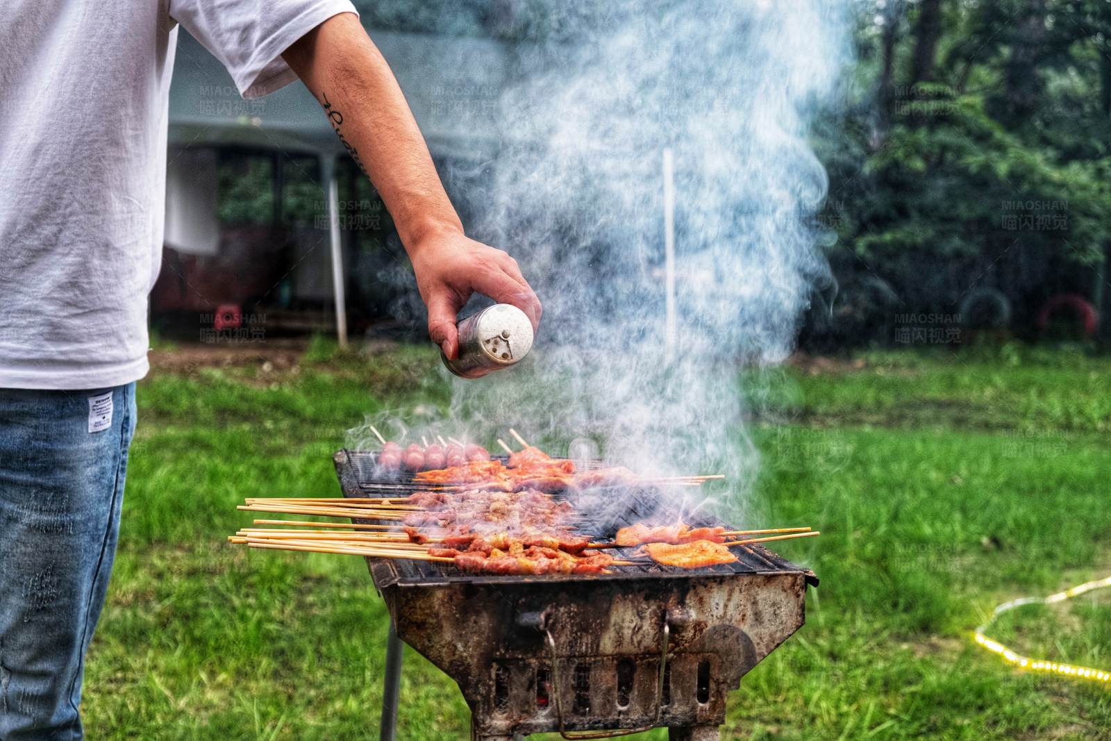户外烧烤 享受美食与自然的完美结合图片