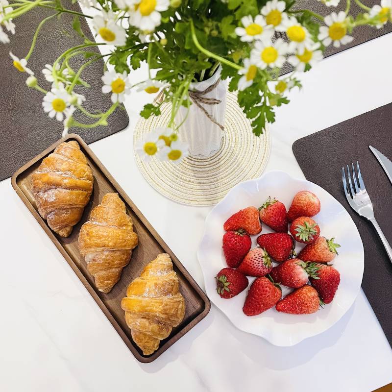 早餐时光 羊角面包与草莓图片