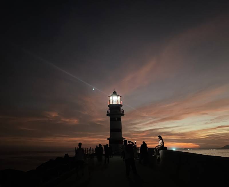 灯塔黄昏 指引归途图片