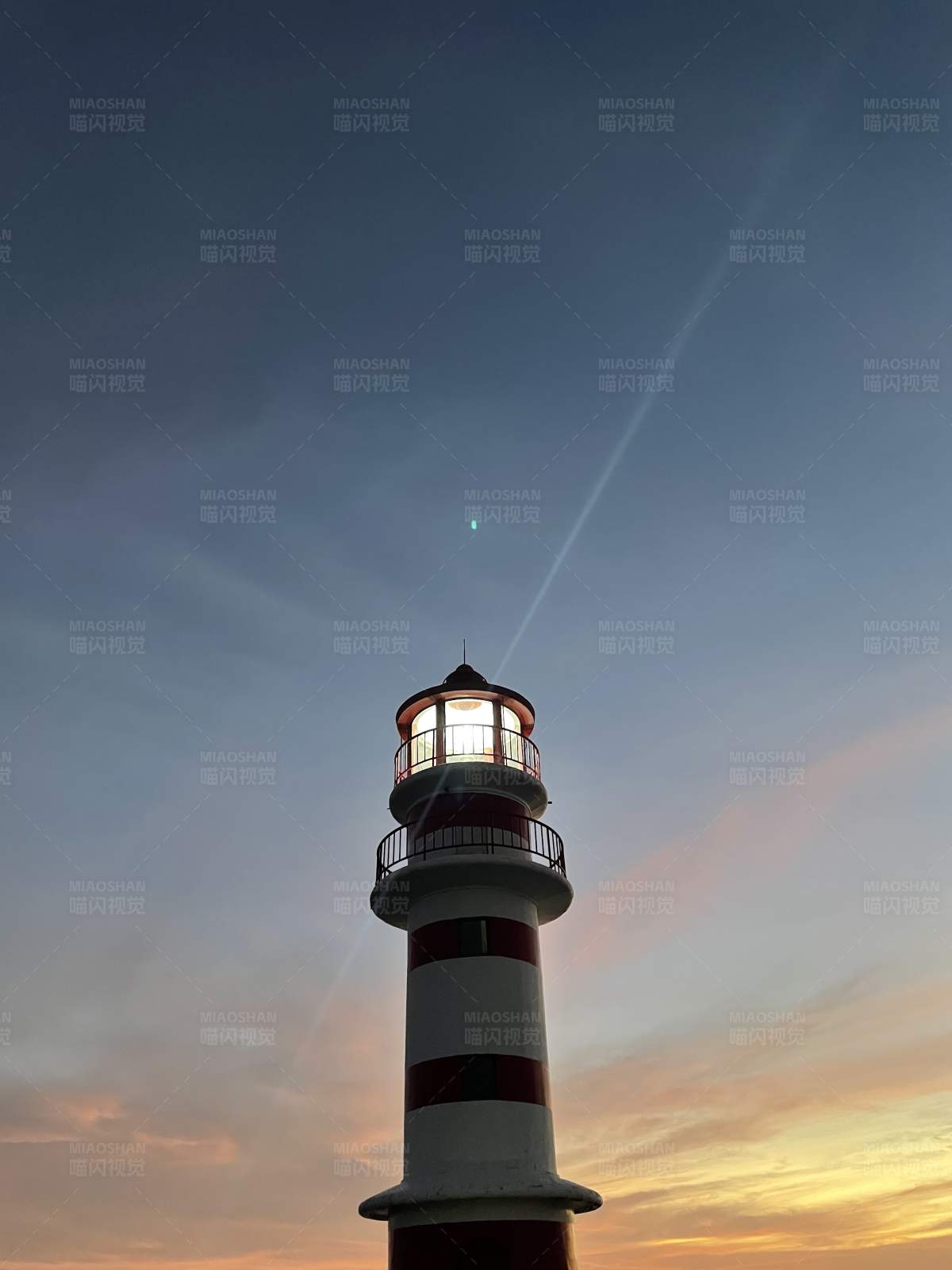 灯塔与星空的邂逅图片