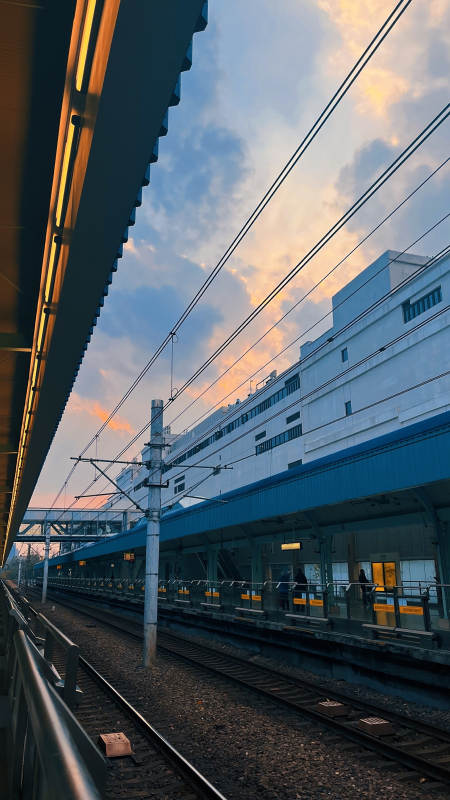 黄昏时分的火车站图片