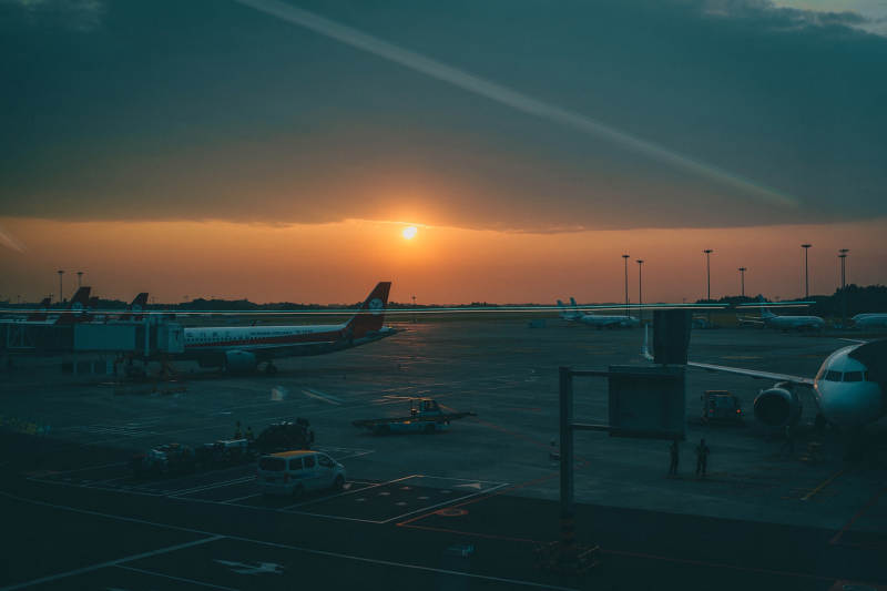 机场日落时分的繁忙景象图片