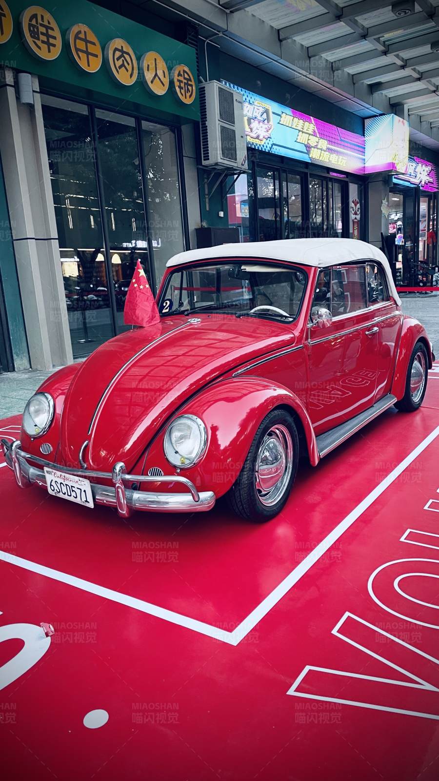 经典红色大众甲壳虫图片