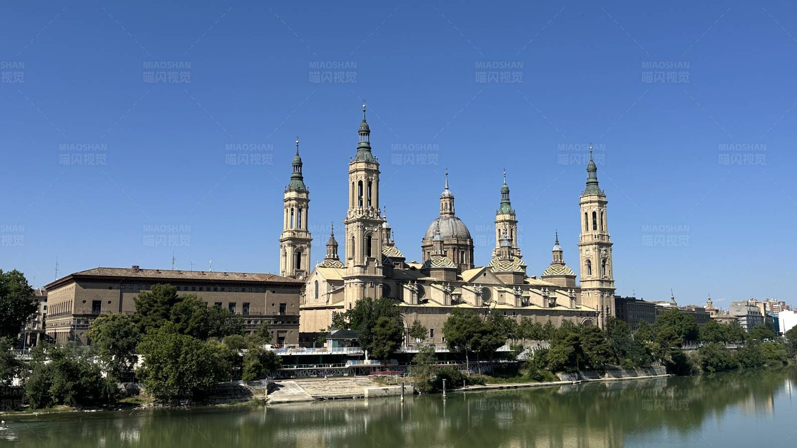 西班牙萨拉戈萨圣母大教堂图片