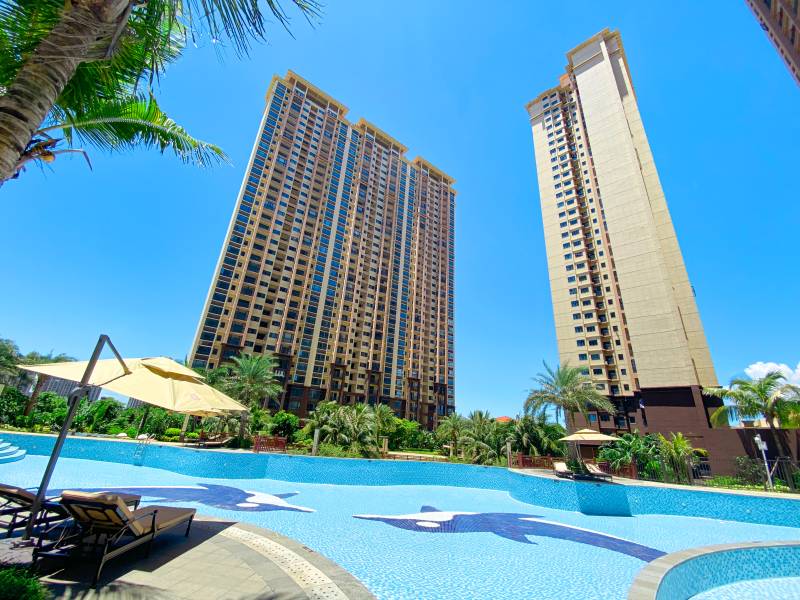 豪华泳池与现代高楼图片