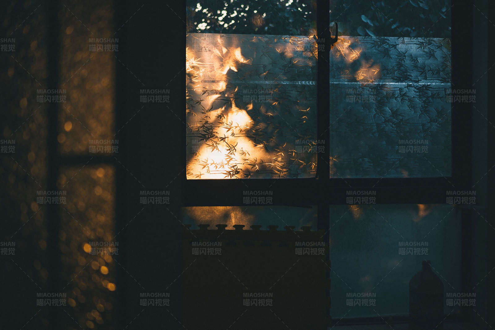 冬日阳光透过冰花窗图片