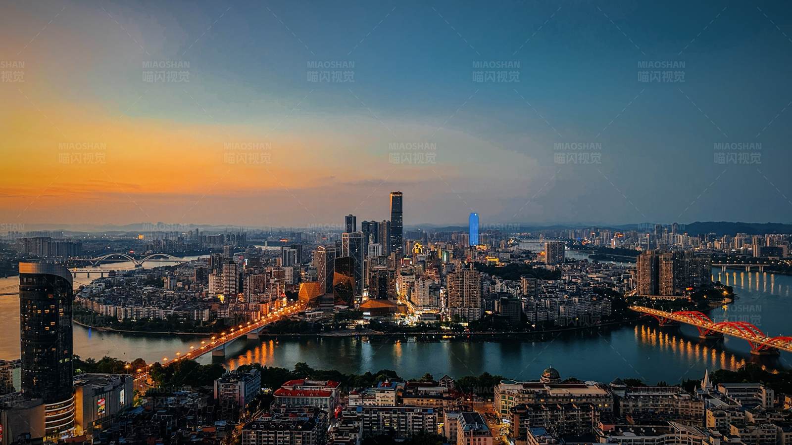 日落时分的柳州城市天际线图片