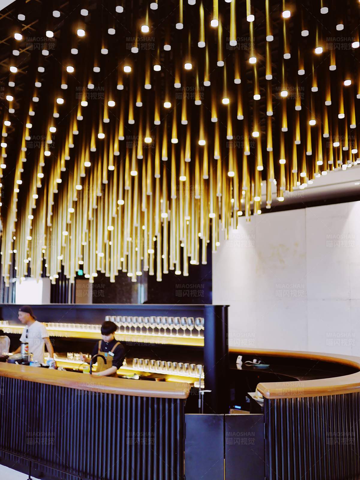 现代咖啡馆的灯光设计图片