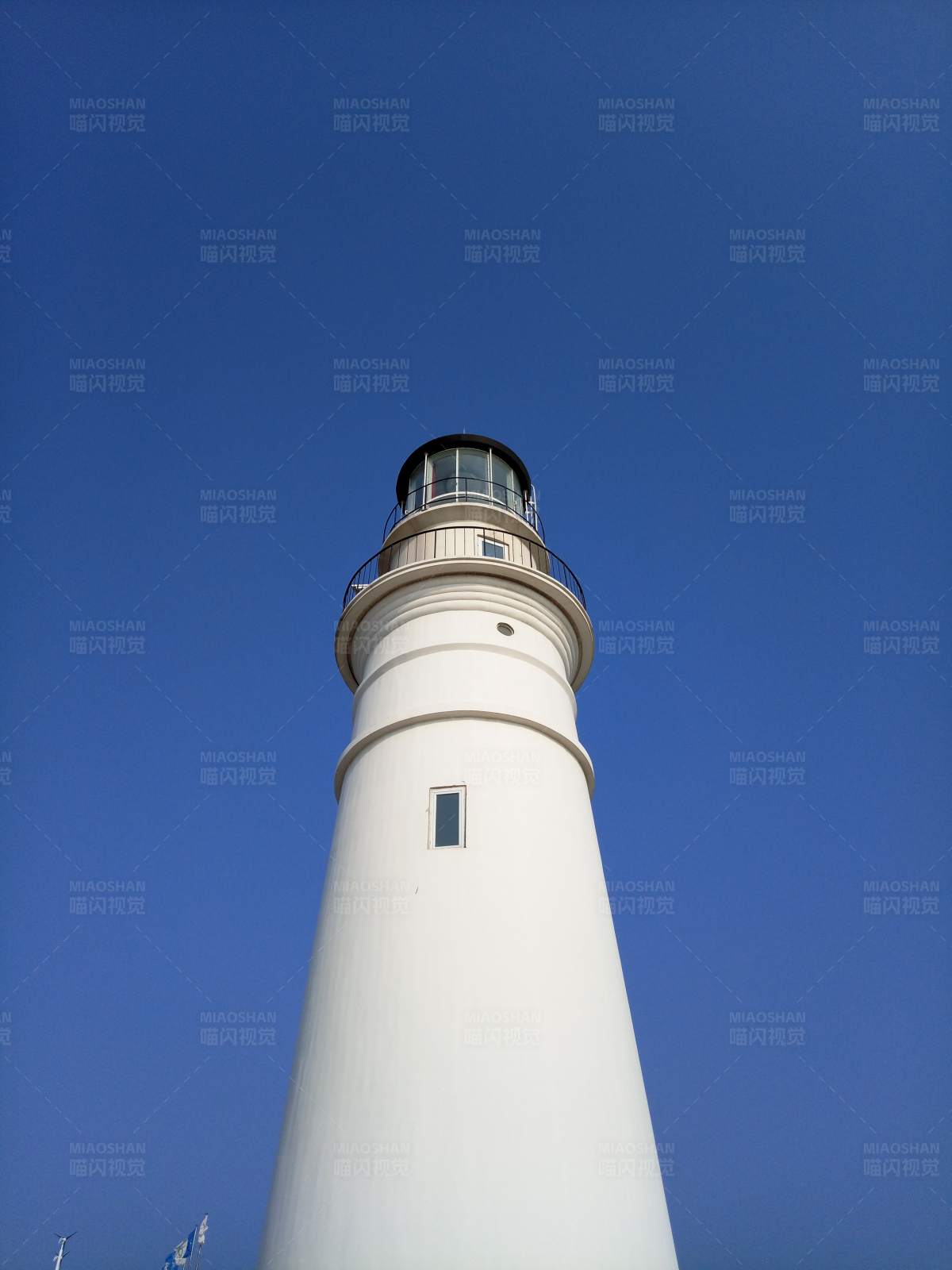 蓝天下的灯塔图片