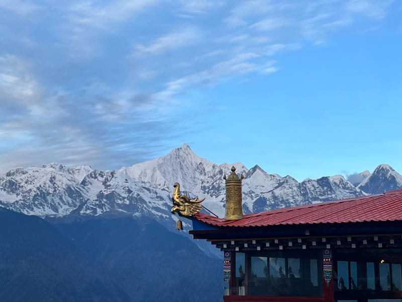 梅里雪山下的寺庙屋顶图片