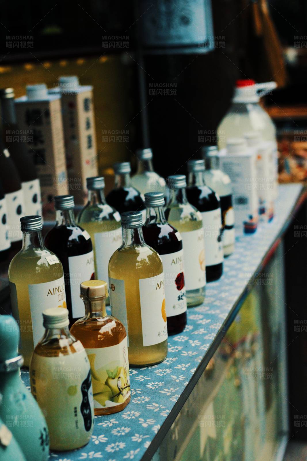 琳琅满目的饮品展示图片