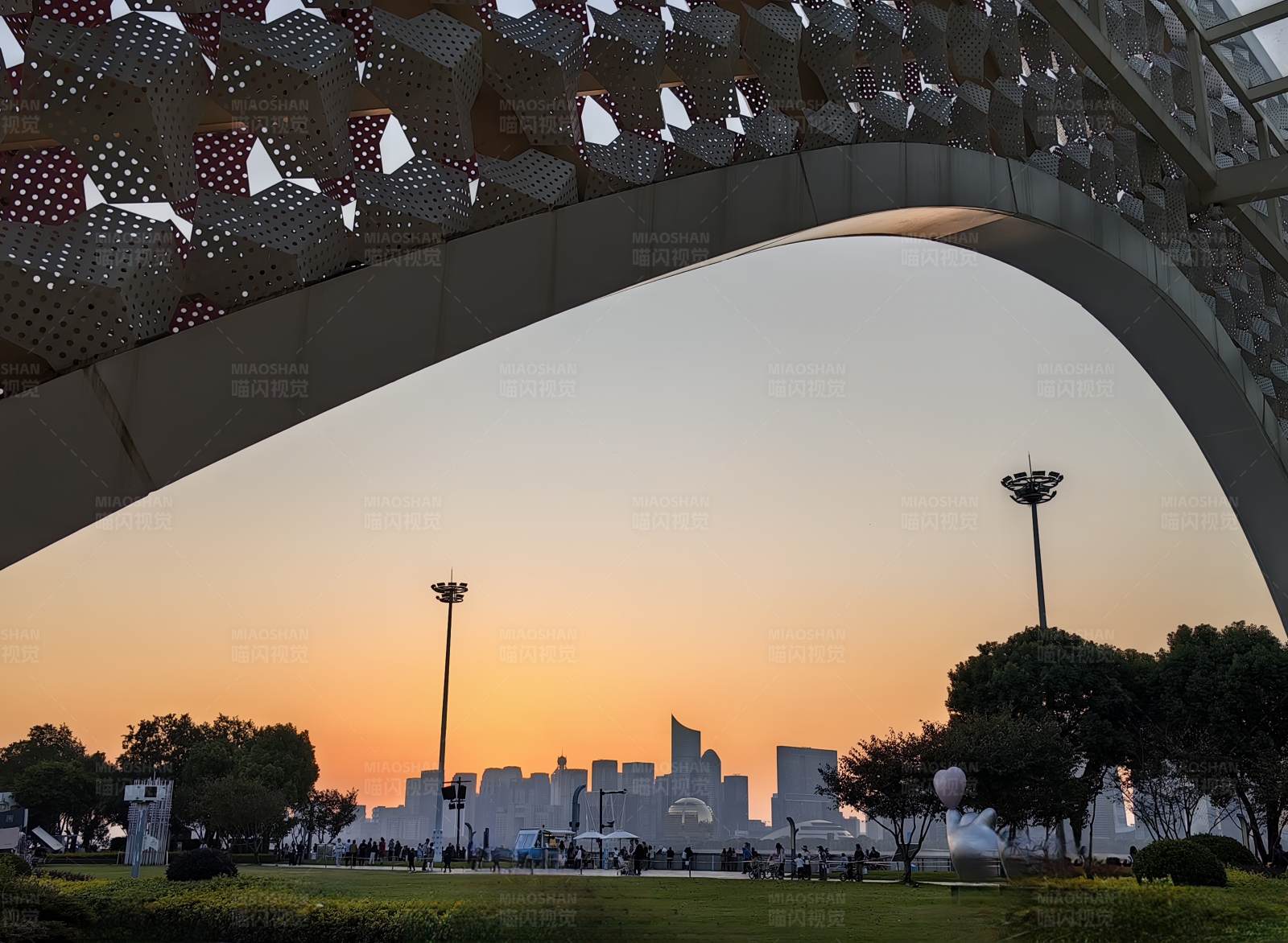 夕阳下的城市剪影图片