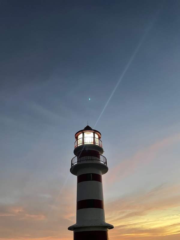 灯塔与星空的邂逅图片