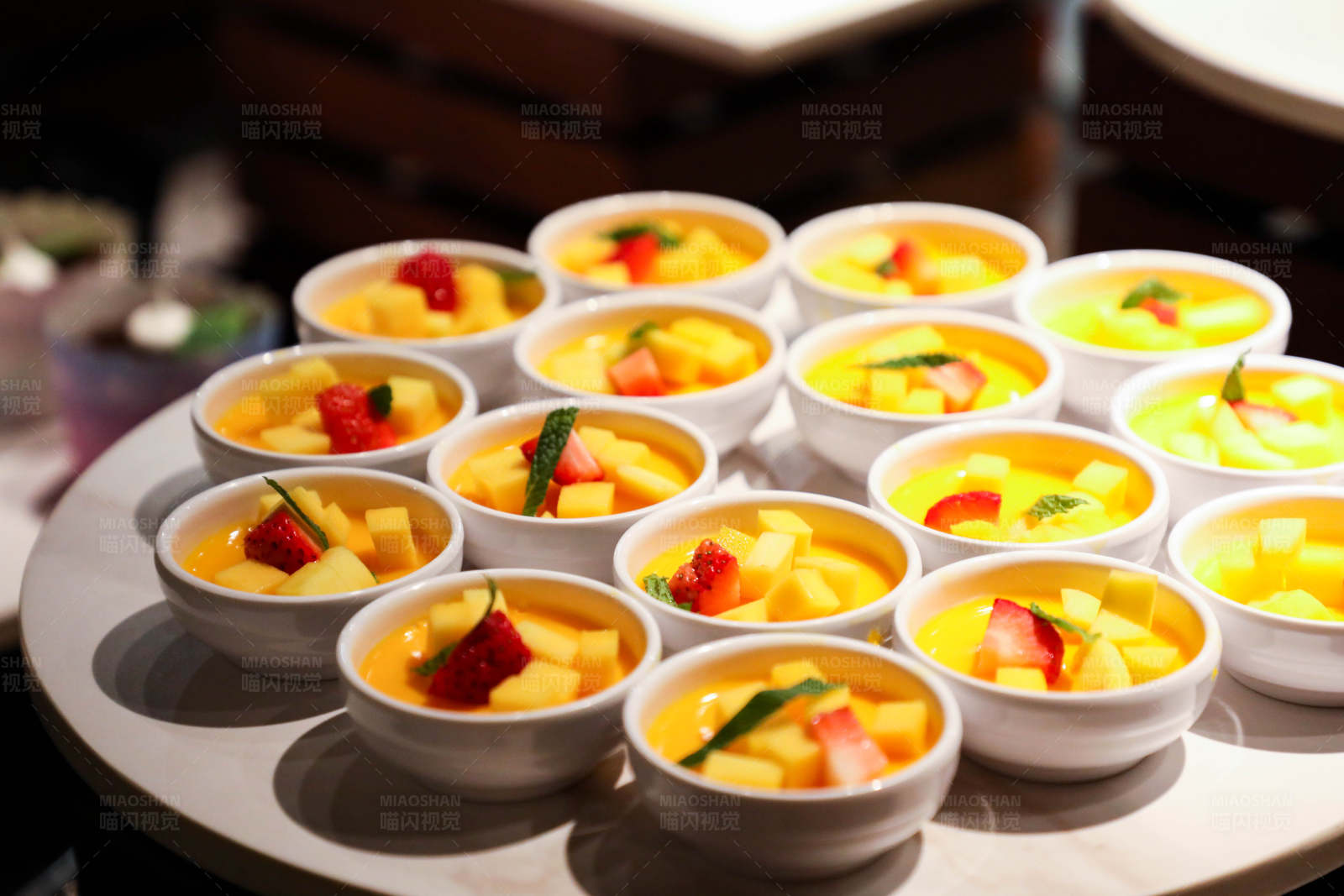 水果甜品盛宴 芒果与草莓的完美结合图片