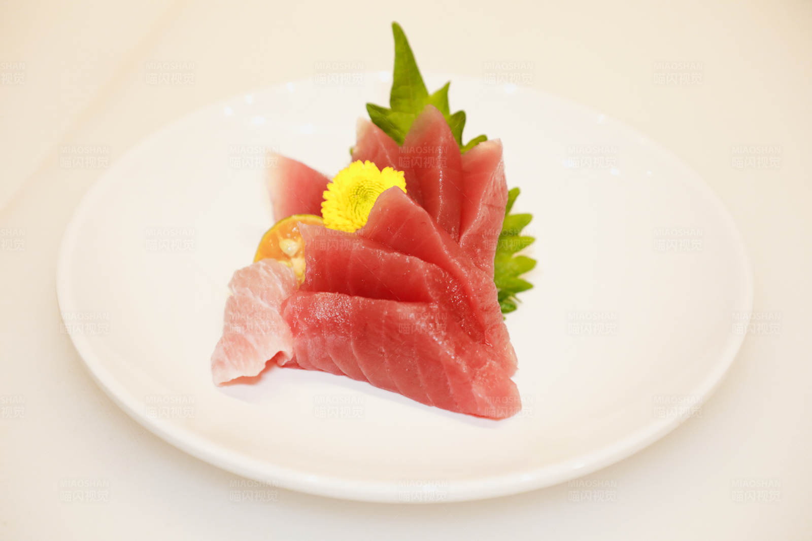 精致的金枪鱼刺身拼盘图片