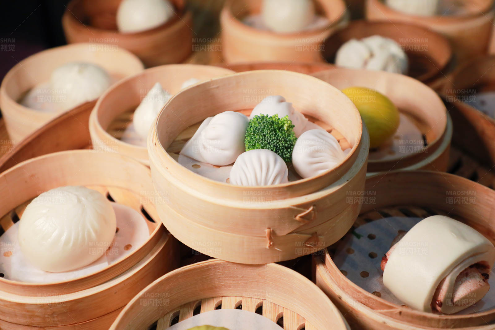 蒸笼里的美食盛宴图片