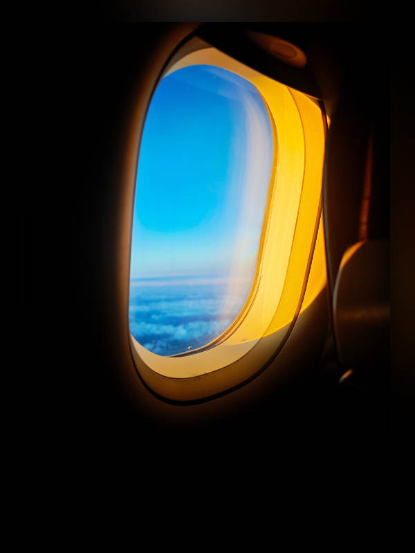 飞机窗外的蓝天白云图片
