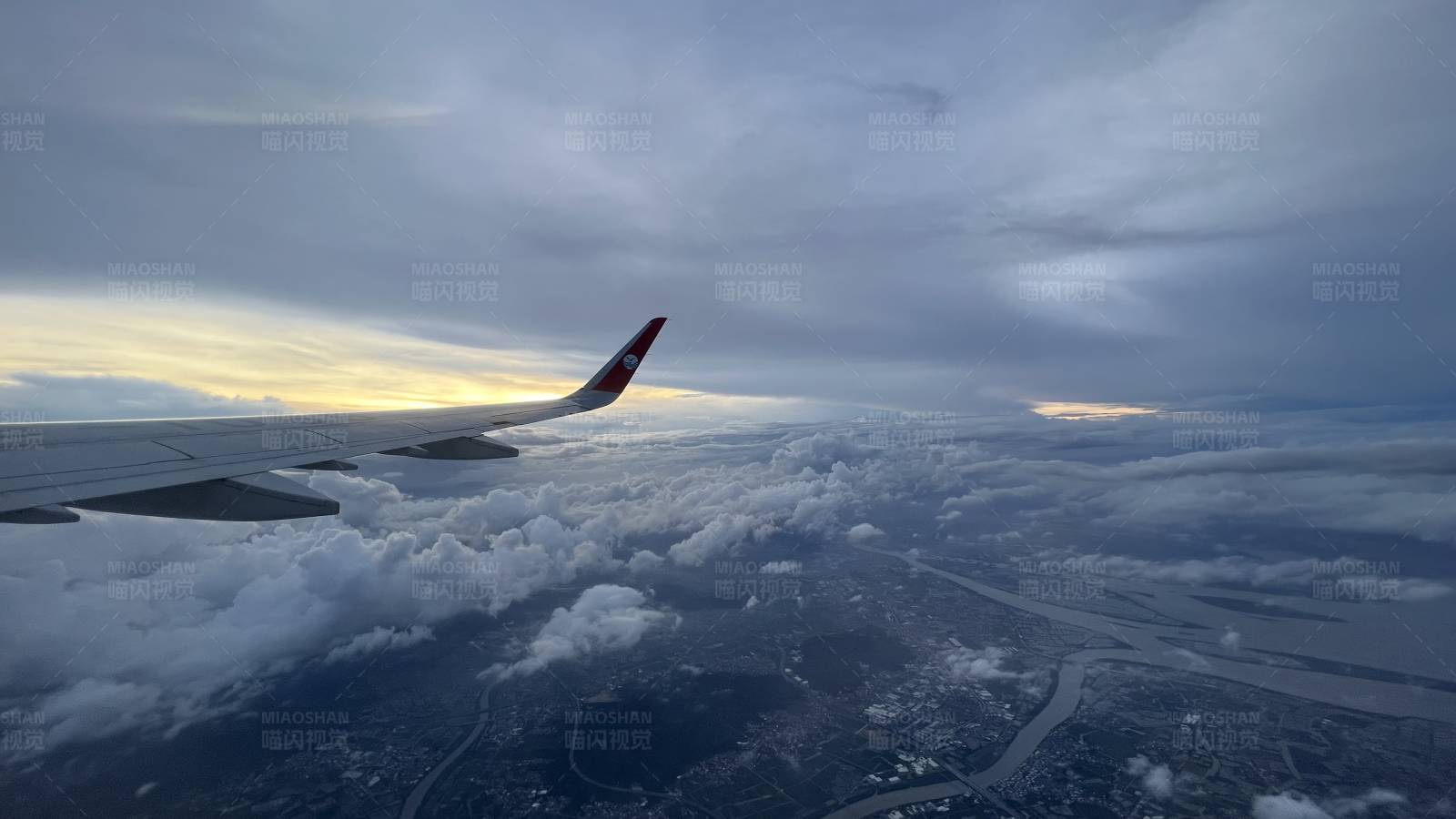 云层之上 飞机视角的天空与城市图片