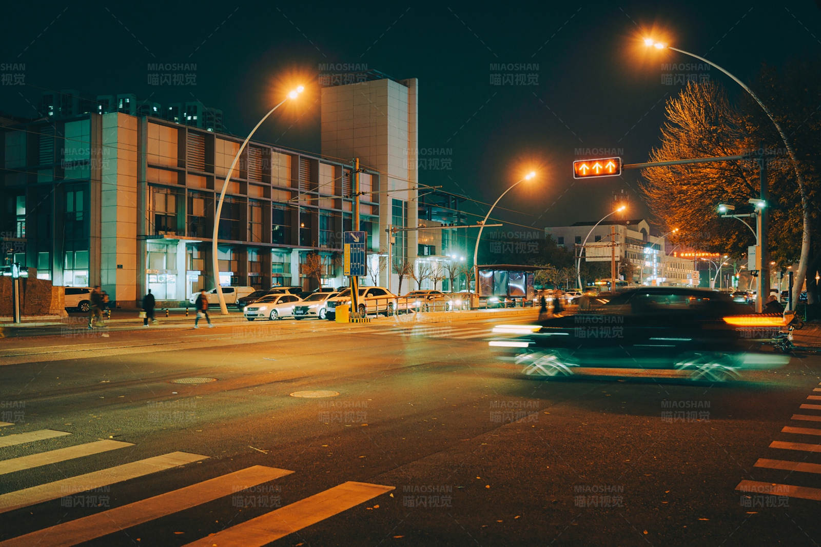 夜幕下的城市街道图片