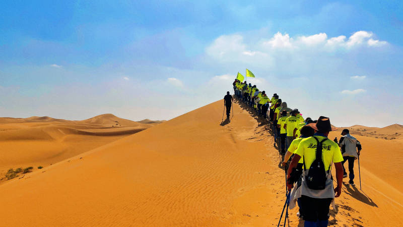 沙漠徒步探险队图片