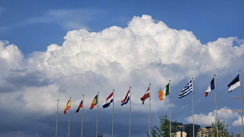 各国旗帜在风中飘扬图片