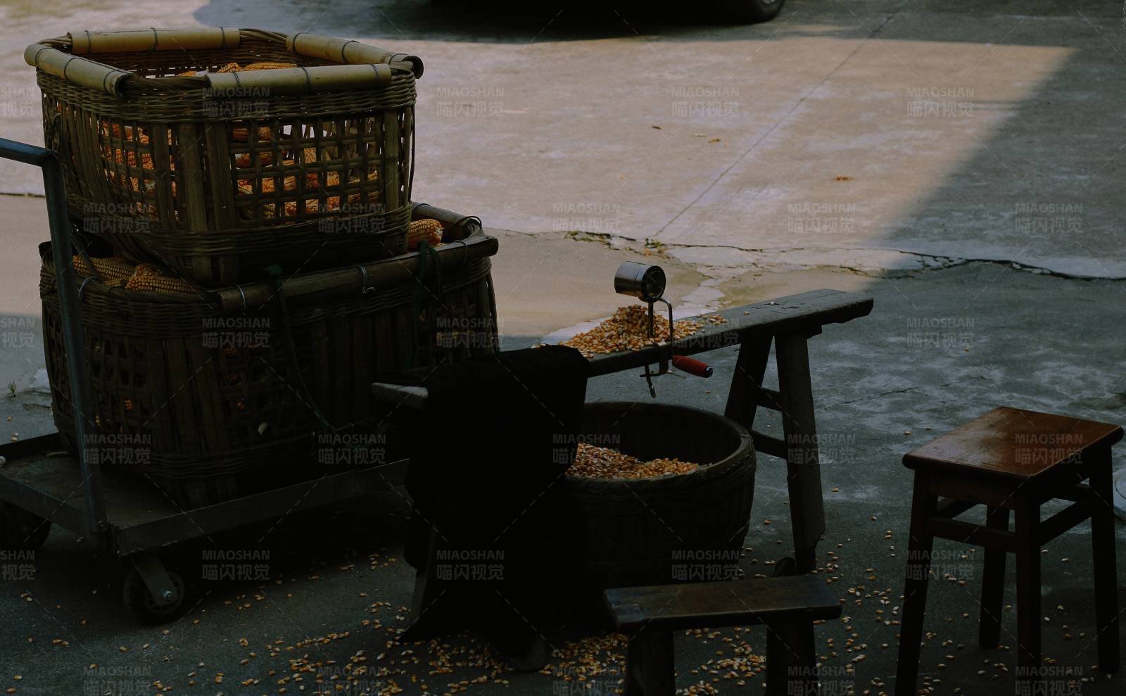 乡村生活 竹篮与谷物图片