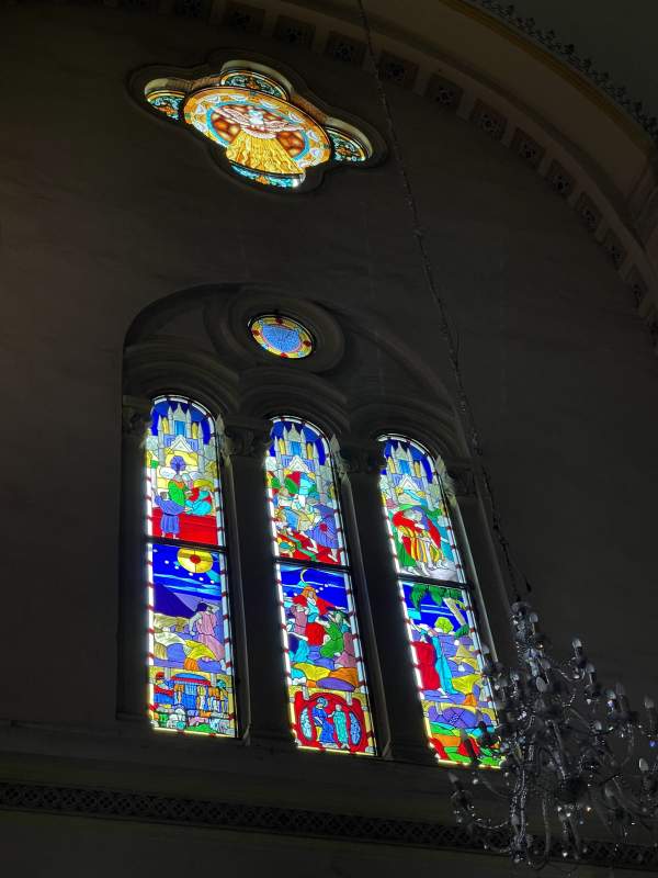 教堂彩色玻璃窗图片