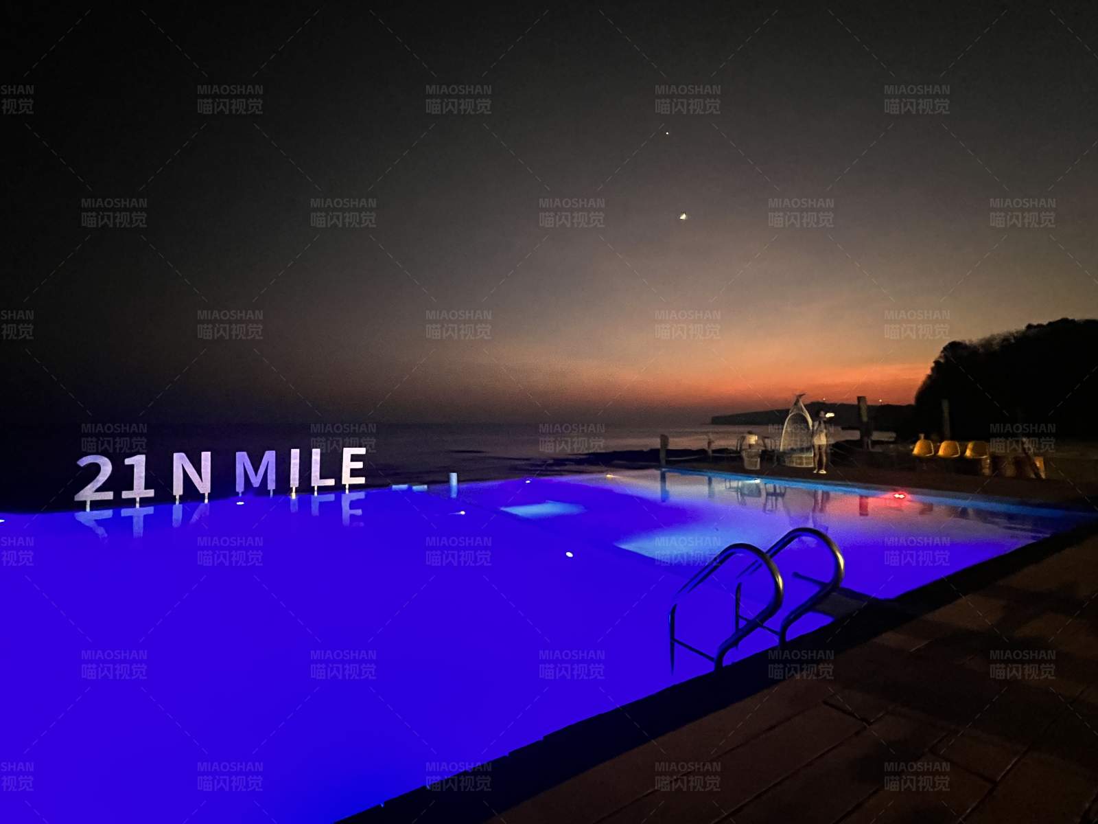 N MILE 的夜晚泳池图片