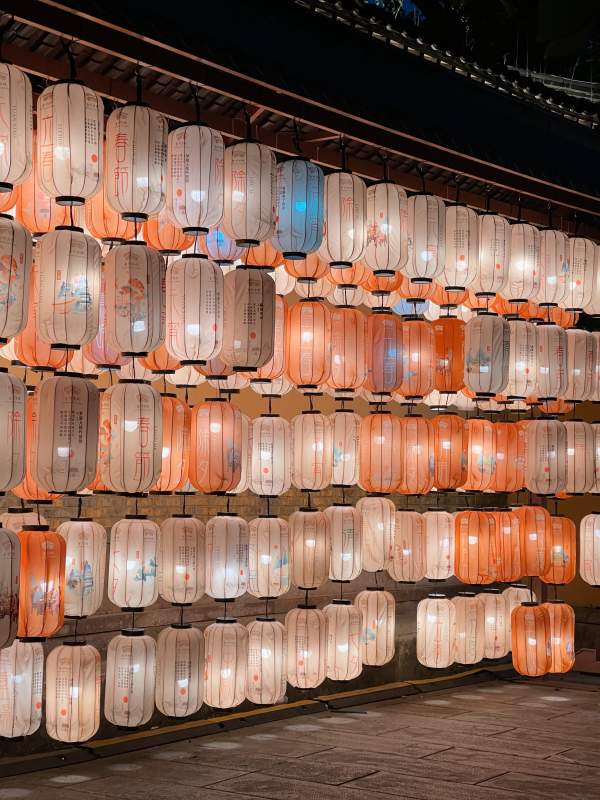 夜幕下的灯笼墙图片