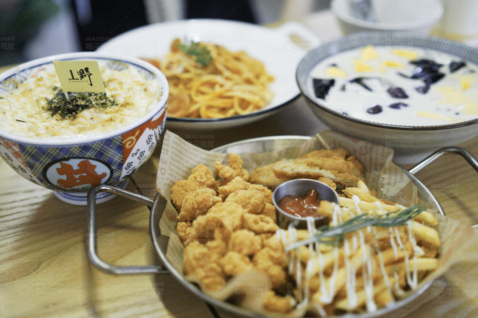 美味炸物与拉面套餐图片