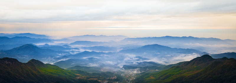 云雾缭绕的山间美景图片