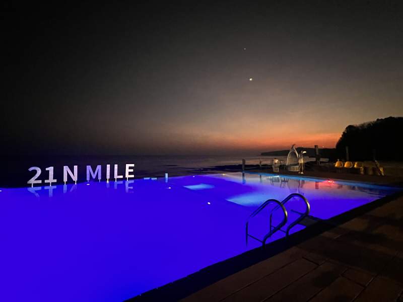 N MILE 的夜晚泳池图片