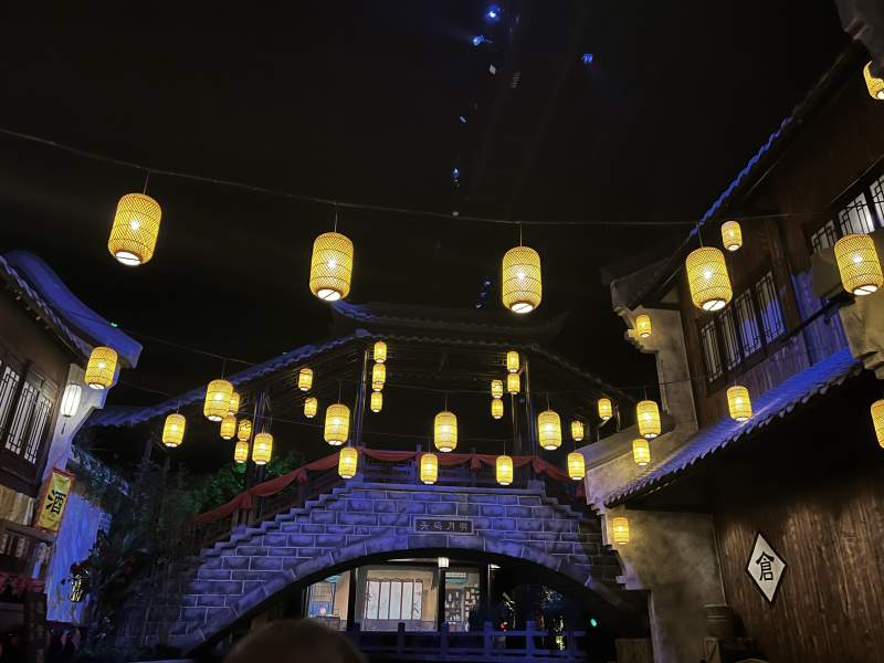 夜幕下的灯笼桥图片