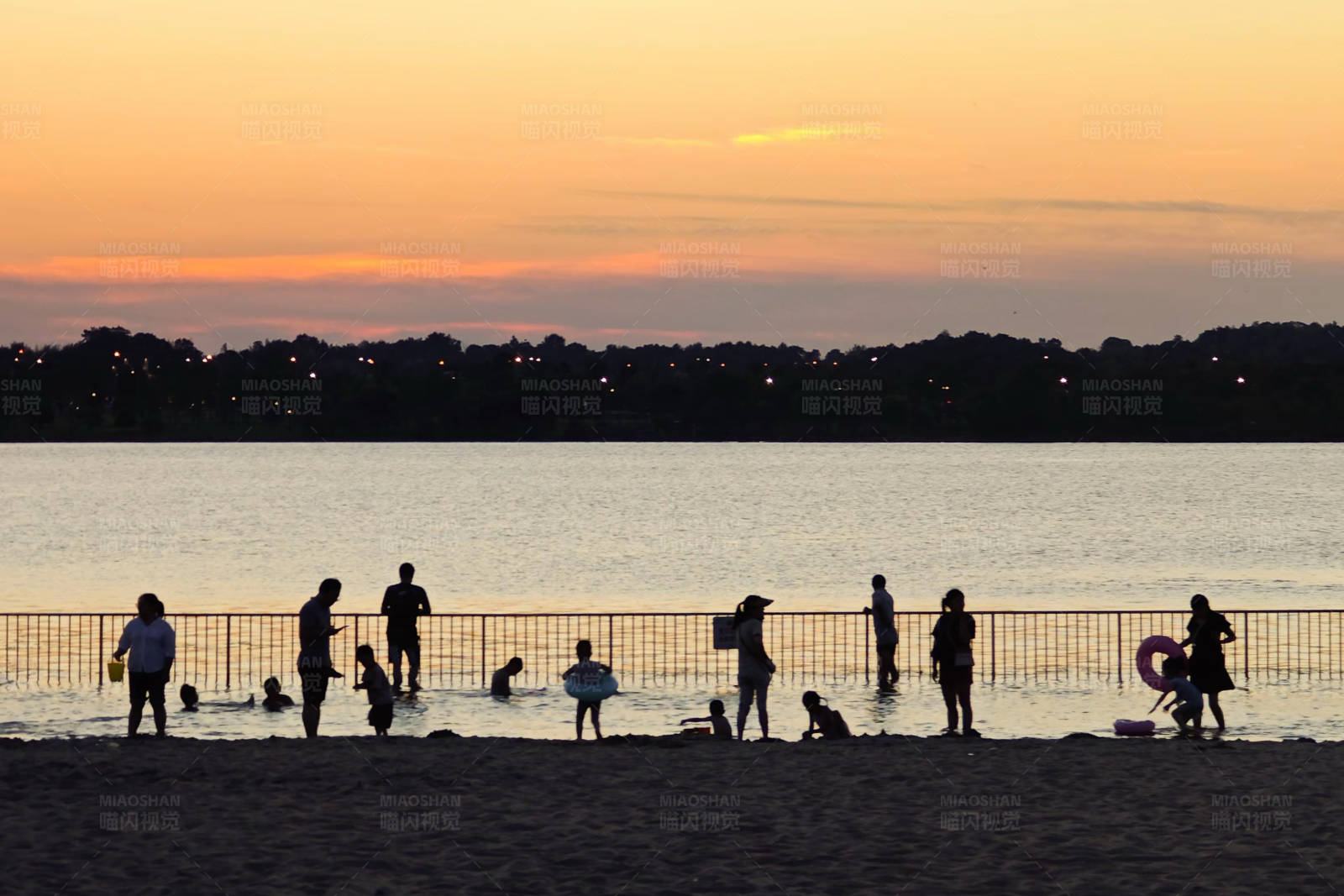 日落时分的海滩活动图片