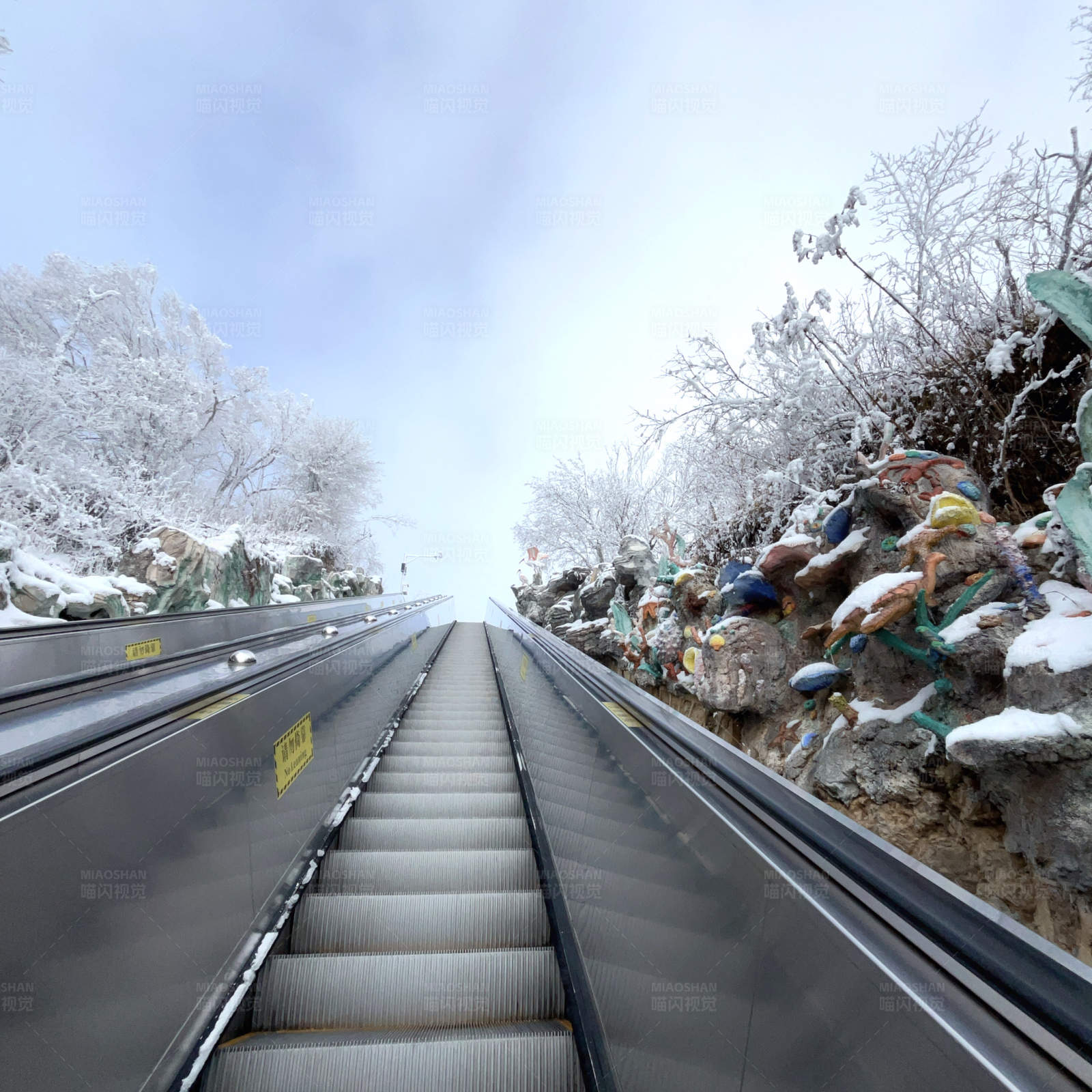 雪景中的自动扶梯图片