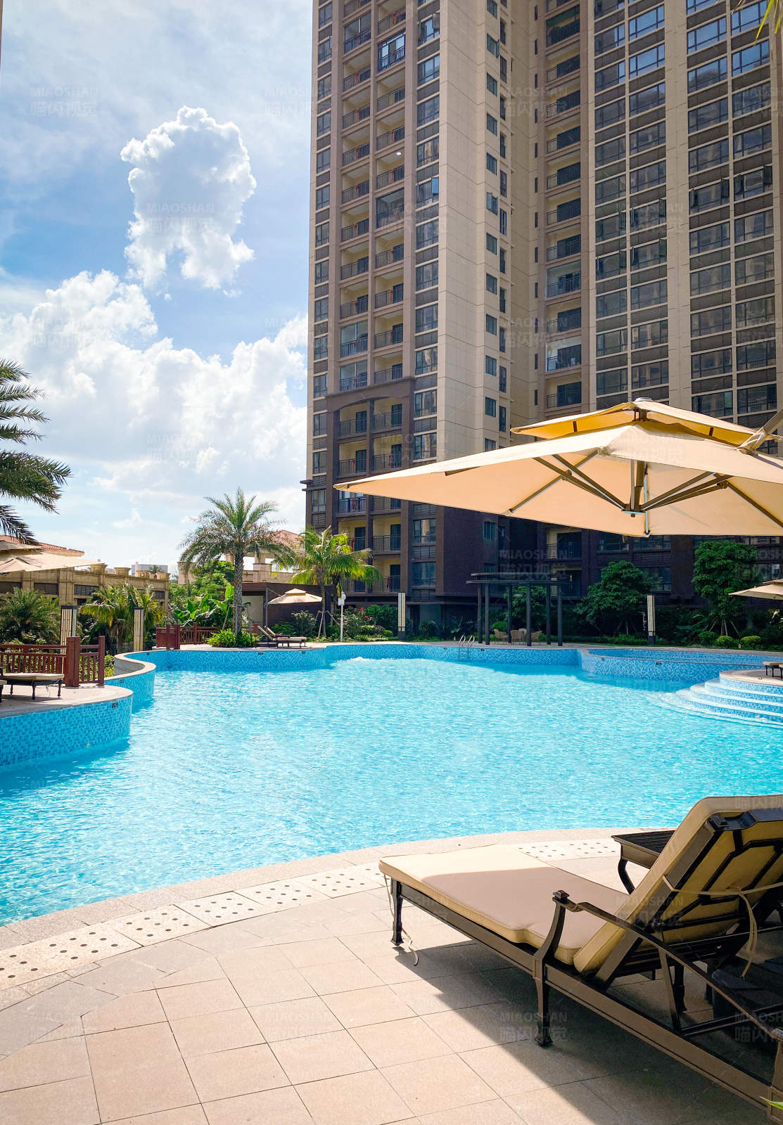 豪华公寓泳池休闲区图片