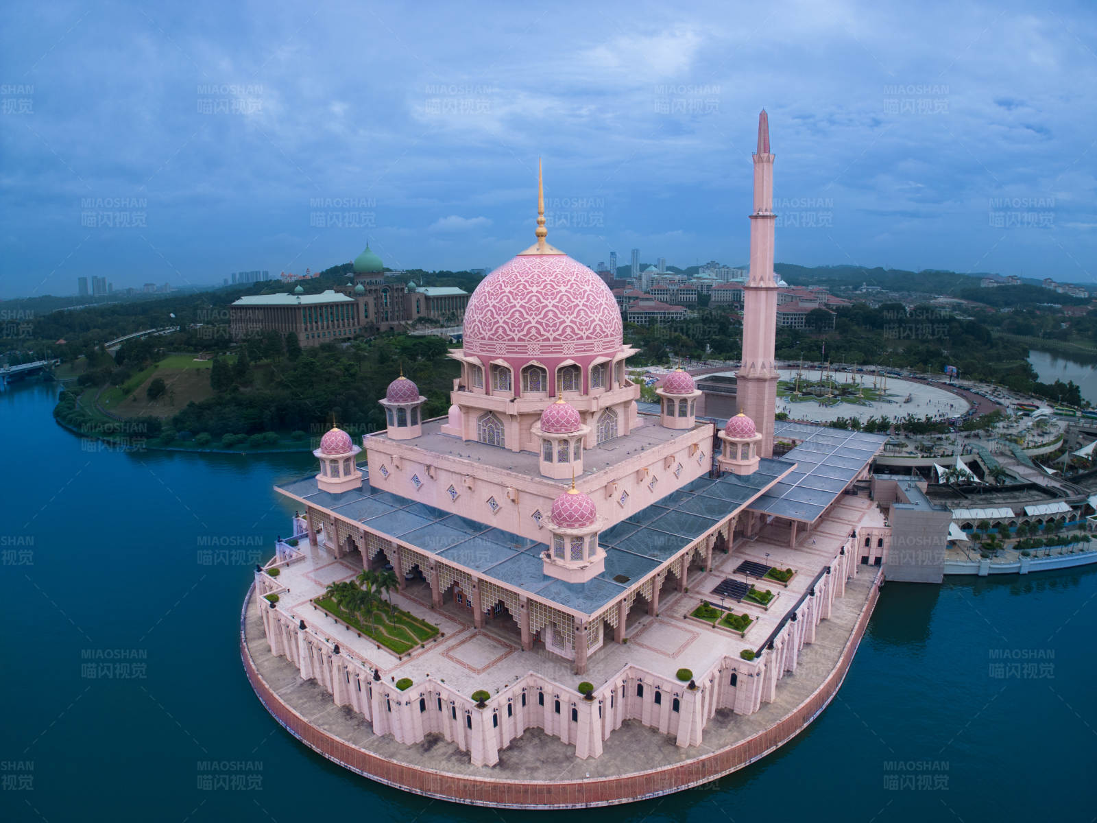 水上粉色清真寺- KL图片