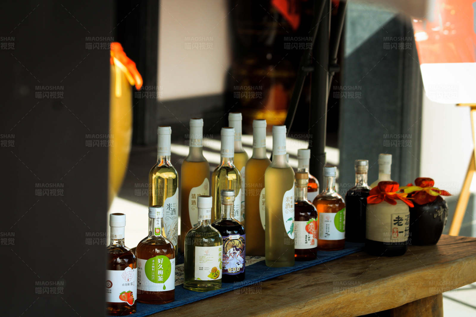 阳光下的酒瓶展示图片